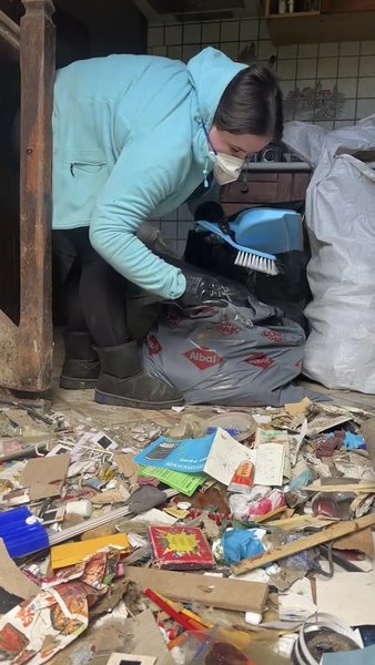 Сміття в будинку Переселенці у Франції купили будинок